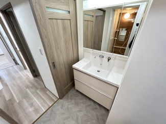 独立洗面台、小物を置くことができて便利です