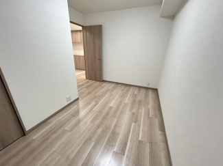 落ち着いた色調の洋室です