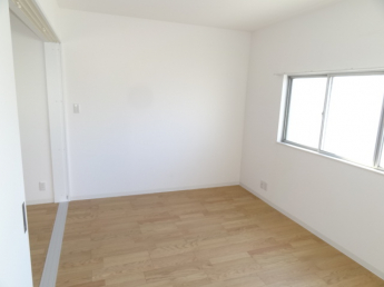 エアコン付の洋室６帖！