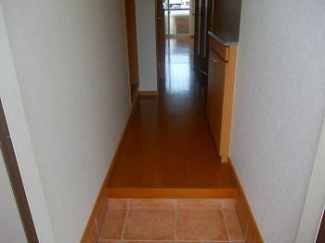 収納もある玄関です