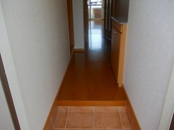 収納もある玄関です