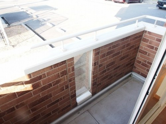 暖かな日差しのふりそそぐバルコニー