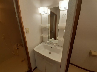 ゆったりとスペースのある洗面所