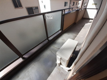 バルコニーからの眺めを楽しみながら食事をしませんか