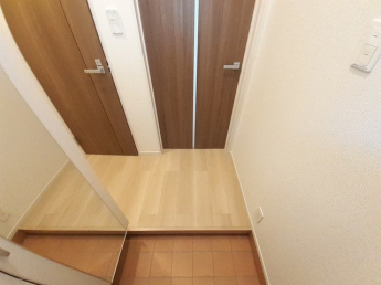 収納もある玄関です