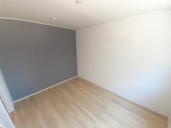 明るい色調の室内です