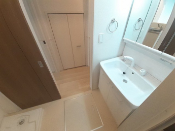 ゆったりとスペースのある洗面所