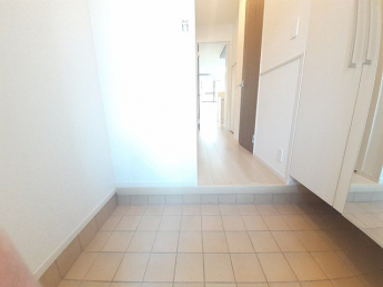 毎日通る玄関はこちらです