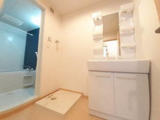 明るい洗面所です