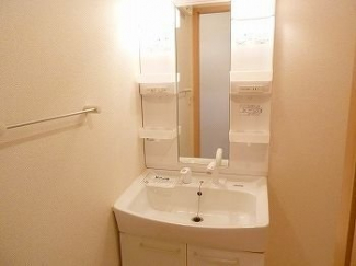 ゆったりとスペースのある洗面所