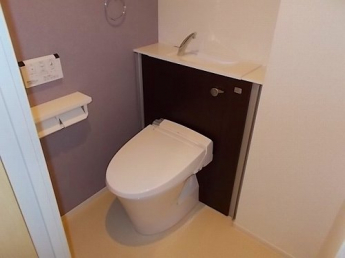 落ち着いた色調のトイレです