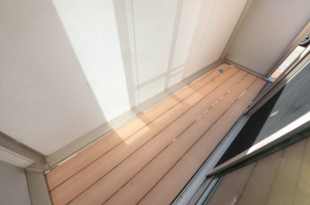 暖かな日差しのふりそそぐバルコニー