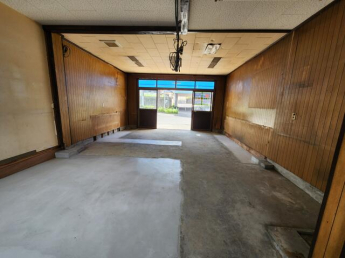 店舗内の東から西の表出入口方向