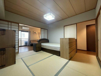 リビング横の北東和室です。 6帖です。