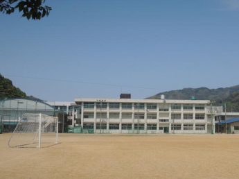 愛媛県立八幡浜工業高校まで637m