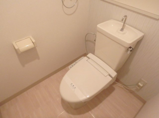 落ち着いた色調のトイレです