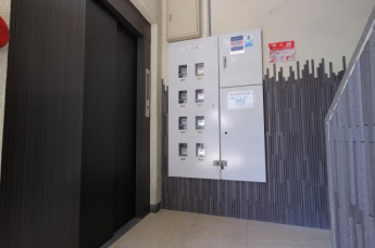 エントランス入ってすぐ、エレベーターがあります。