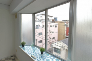 出窓は明るいです。