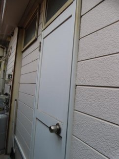 西側の勝手口ドア