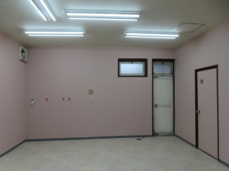 西側の勝手口　鍵はありません。　内側からロックするか、勝手口