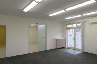 西側室内　絨毯有（残置物）　全て現況引渡しで造作費用は全て借