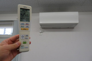 西側室内のエアコン（残置物）　全て現況引渡しで造作費用は全て