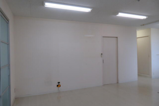 東側室内　全て現況引渡しで造作費用は全て借主負担