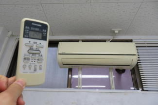 東側室内のエアコン（残置物）　室内は全て現況引渡しで造作費用