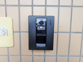 モニター付インターホンなので防犯に安心です☆