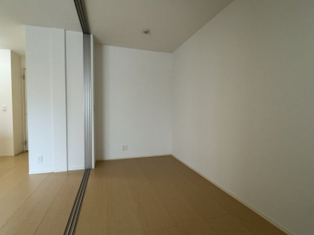 開放的な寝室です