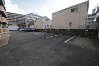 車をお持ちの方に嬉しい駐車場付きの物件です