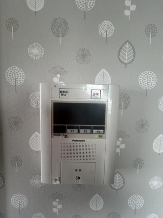 インターホンは防犯対策の第一歩。訪問者には常に慎重な対応を