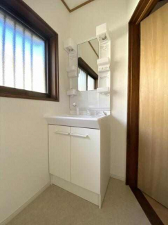 ＬＥＤライトに照らされながら毎日のメイク・セット・スキンケア