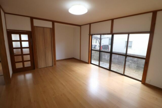 木のぬくもりが感じられるナチュラルな雰囲気にふんだんに陽射し