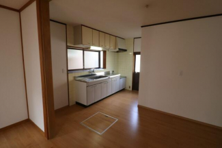 広くとられたキッチンスペースで縦横無尽に料理を楽しんでいただ