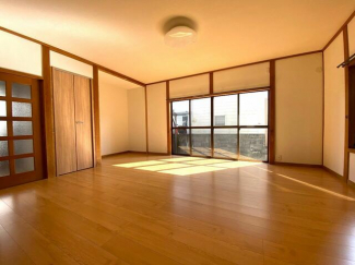 降り注ぐ陽光をいっぱいに浴びて、ライトと共にＬＤＫ全体を明る