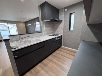 後ろにはカップボードも付いていて収納や置き場所に困りません。