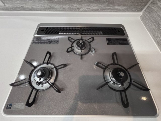 3口のグリル付きガスコンロです。