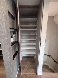 キッチン横の収納です。パントリーや書類や日常品の収納などにも使えます！