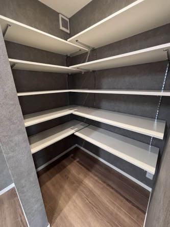 キッチン横の収納です。パントリーや日常品の収納などにも使えます！