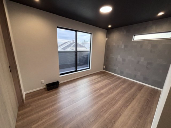 窓も多く、採光や換気もとれます。各部屋に収納もあり、一人ひとりお部屋を持っても困りません。