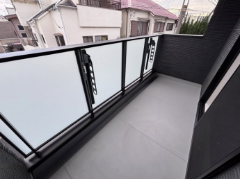 開放的で明るい空間を演出してくれるバルコニーです。