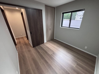 コンパクトですが収納もあり使いやすい洋室です。