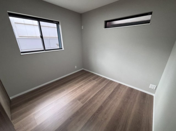 壁紙の色もおしゃれな洋室です。