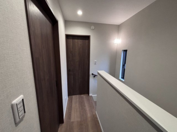 廊下、階段部分もモダンな壁紙でおしゃれです。