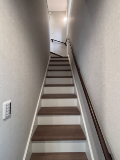 手すり付きの階段です。