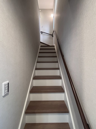 手すり付きの階段です。