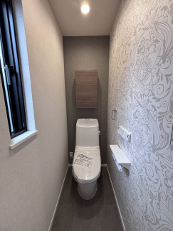 窓もあり、節水効果のあるゆったりとした空間のトイレです。