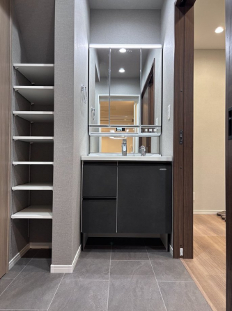 洗面横も収納があり、タオル等も収納可能です。