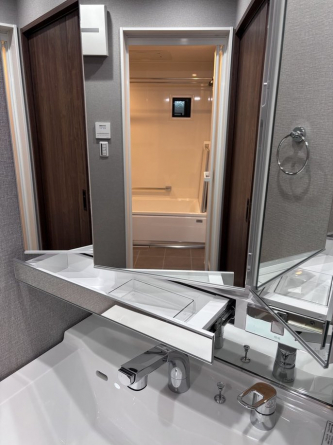 洗面も裏側に収納スペースがあり、スキンケア等の収納もできます。